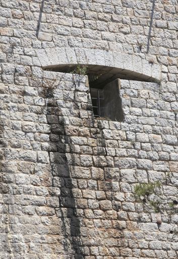 Enceinte : front sud, détail extérieur d'un jour d'une des casemates sous la rampe ouest de la cour.