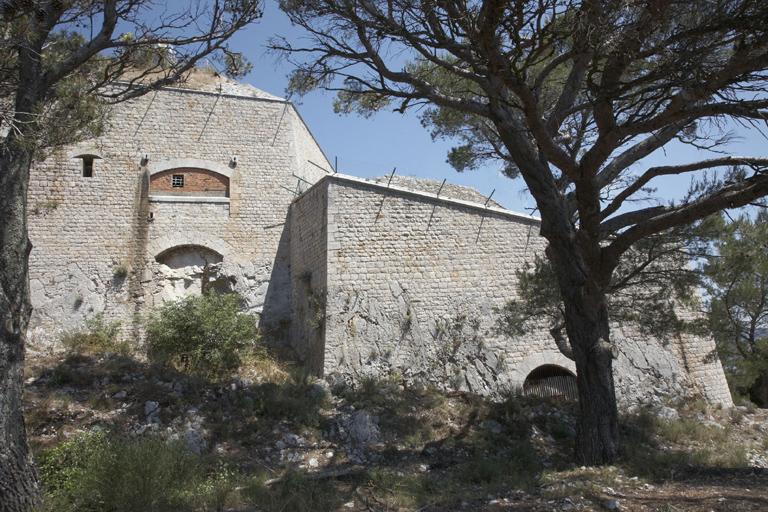Enceinte :front sud, courtine (3-4), flanc et revêtement de la batterie basse, poternes fermées, vu du sud.