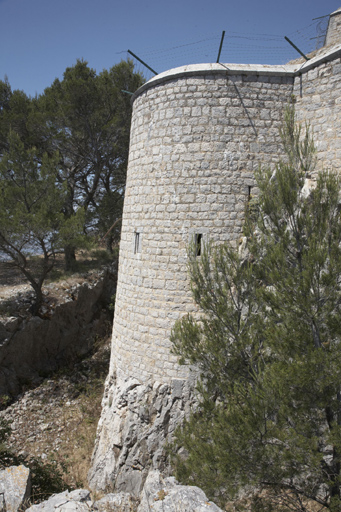 Enceinte : front est,  revêtement de la batterie basse, tourelle casematée crénelée sud-est (4), fossé.