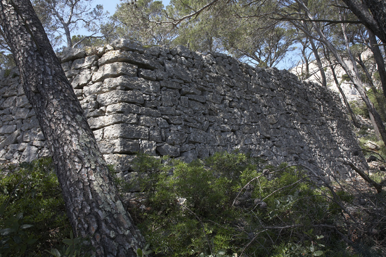 Ancien retranchement bas : revêtement en pierre sèche de la terrasse polygonale de tête.