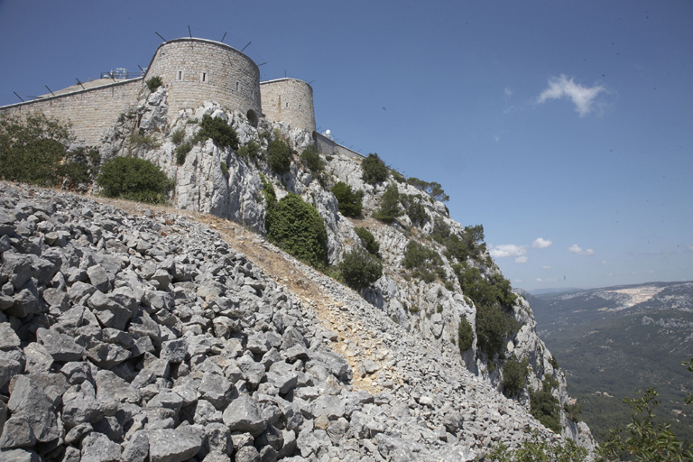 Enceinte :angle nord est, les deux tours casematées (5,6) de la batterie haute et de la batterie basse.