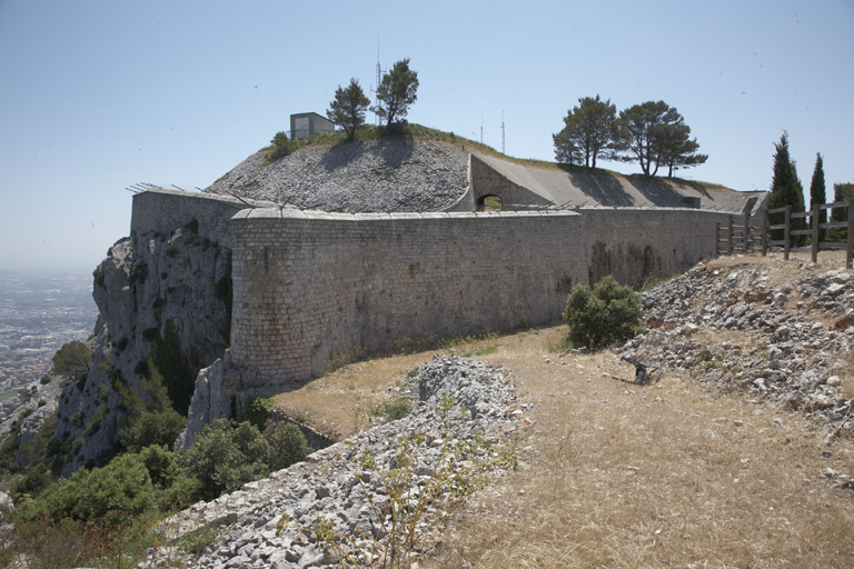 Enceinte : angle nord-ouest, bastion 1 avec tourelle à l'angle de capitale, talus de la batterie haute et coupure.