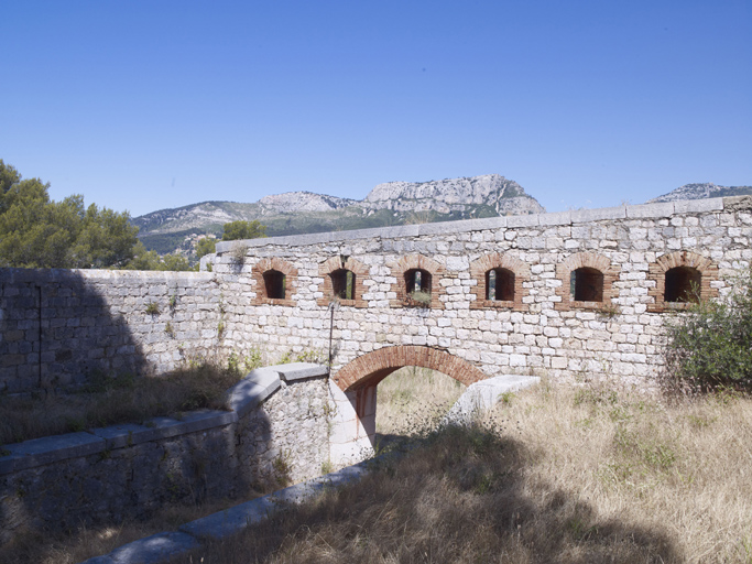 Mur de gorge crénelé et rampe d'accès d'artillerie de la batterie basse du bastion nord-ouest (4).