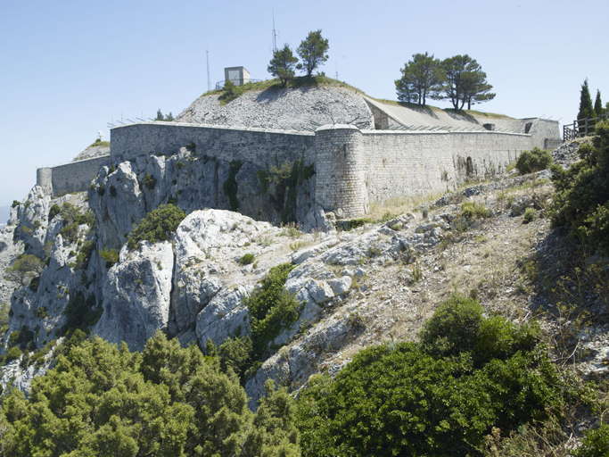 Enceinte : vue d'ensemble des fronts nord et ouest, dominés par les talus de parapet de la batterie haute.