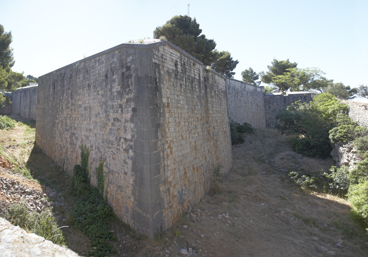 Fronts d'artillerie nord (5-4) et ouest (4-3), bastion nord-ouest (4) vus depuis l'angle nord-ouest du fossé.