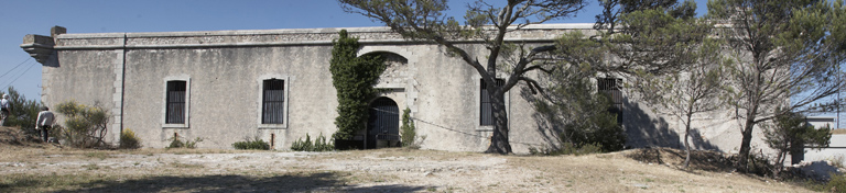 Caserne défensive, façade d'entrée sud, élévation extérieure d'ensemble.