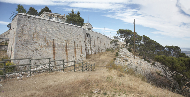 Enceinte :  bastion sud-ouest (2), face droite crénelée et face gauche, front sud, fossé et glacis.