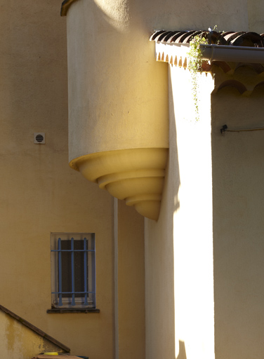 Façade nord. Tourelle en surplomb dans l'angle.