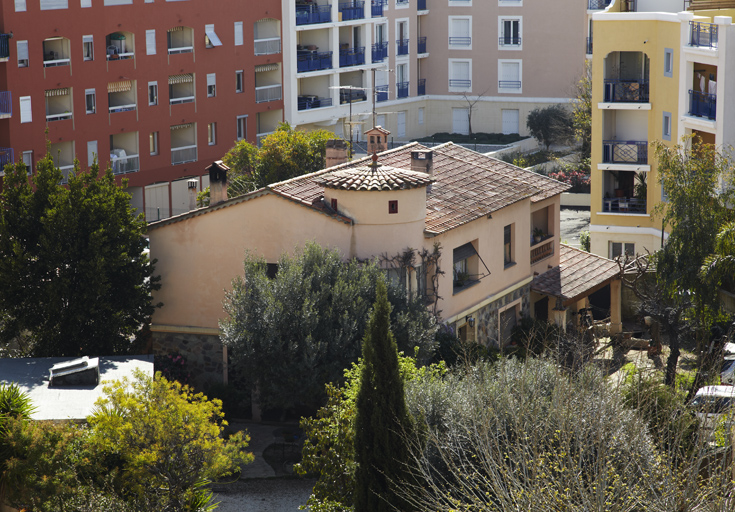 Villa La Moutte. Villa régionaliste provençale construite en 1952 par l'architecte Henri Seft. Vue prise d'un étage de l'immeuble L'Ecrin. Docteur-Sigallas (rue du) 7. 2007 AB 515.
