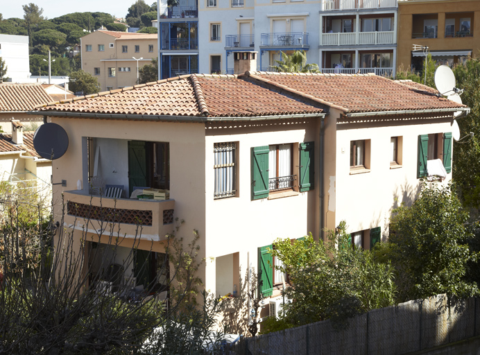 Villa construite dans les années 1950. Vue prise d'un étage de l'immeuble L'Ecrin. Plan (le). 2007 AC 512.