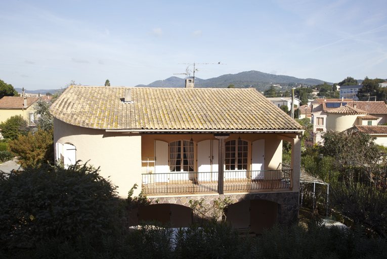Villa construite dans les années 1960-1970. Vue prise d'un étage de l'immeuble L'Ecrin. Plan (le). 2007 AC 486.