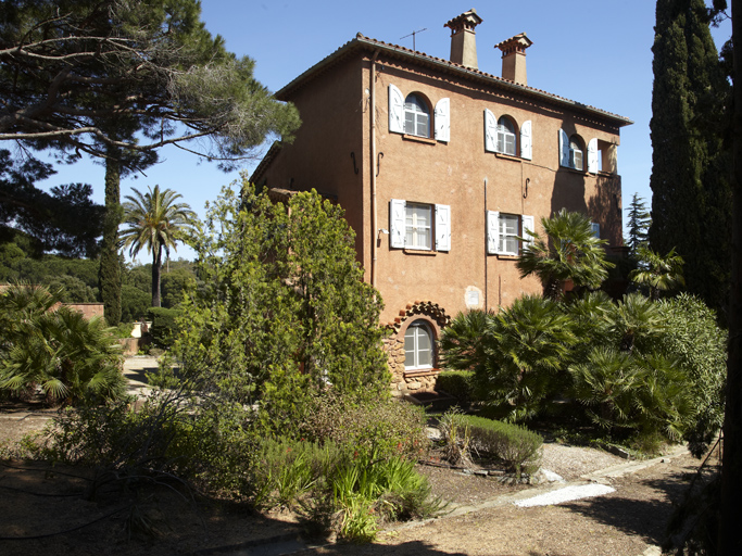 Façade sud-est, sur jardin.