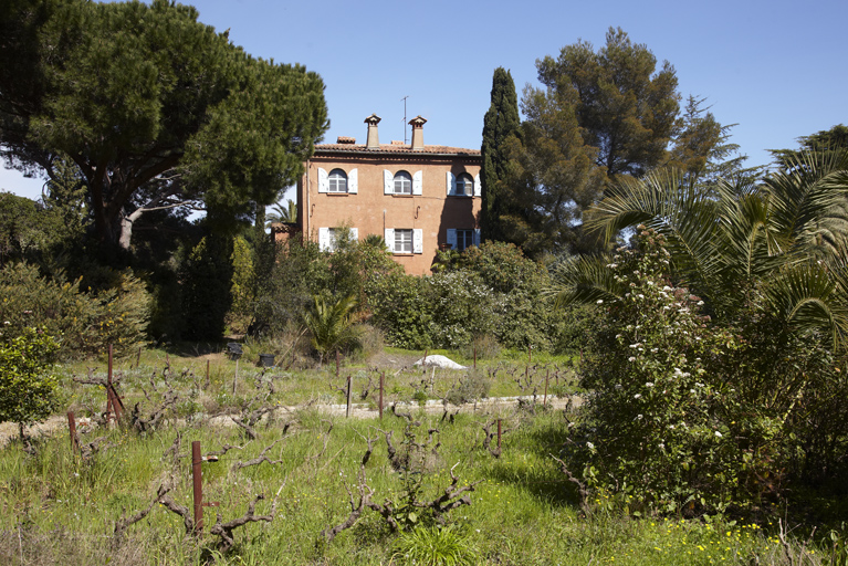 Vue de situation prise du jardin, au sud-est.