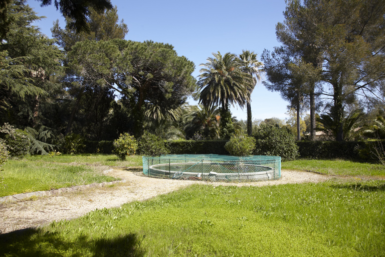 Bassin au centre du jardin français.