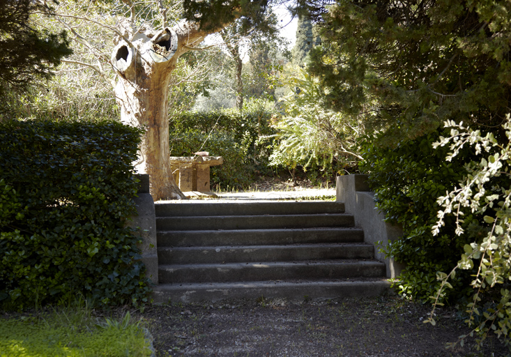 Escalier indépendant dans le jardin français.
