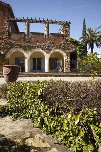 Façade sud-est sur jardin. Portique surmonté de la terrasse à pergola.