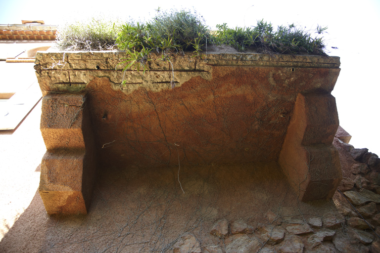 Dessous d'un balcon avec altération de la technique de béton armé.