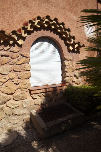 Façade nord. Fenêtre au rez-de-chaussée.