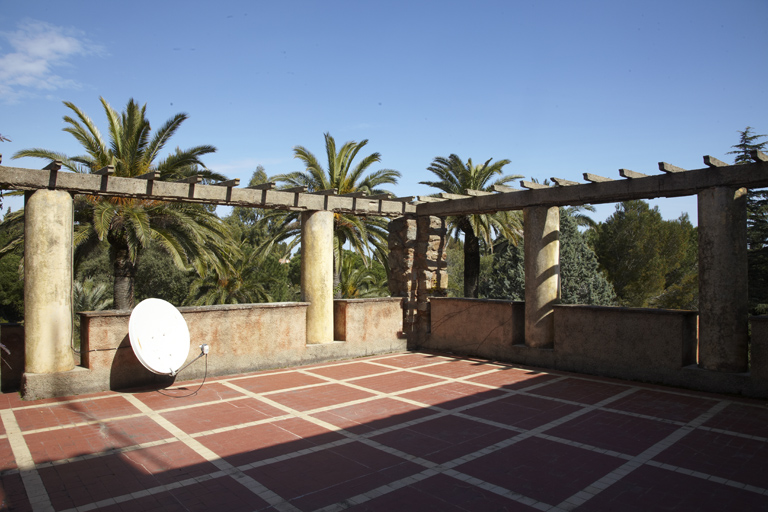 Terrasse couvrant une partie du rez-de-chaussée et pergola.