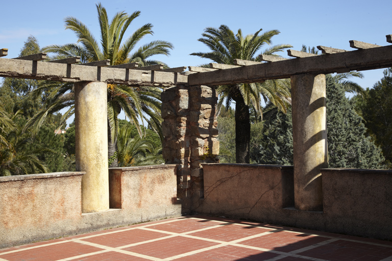 Terrasse couvrant une partie du rez-de-chaussée et pergola.