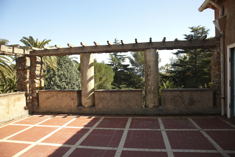 Terrasse couvrant une partie du rez-de-chaussée et pergola.