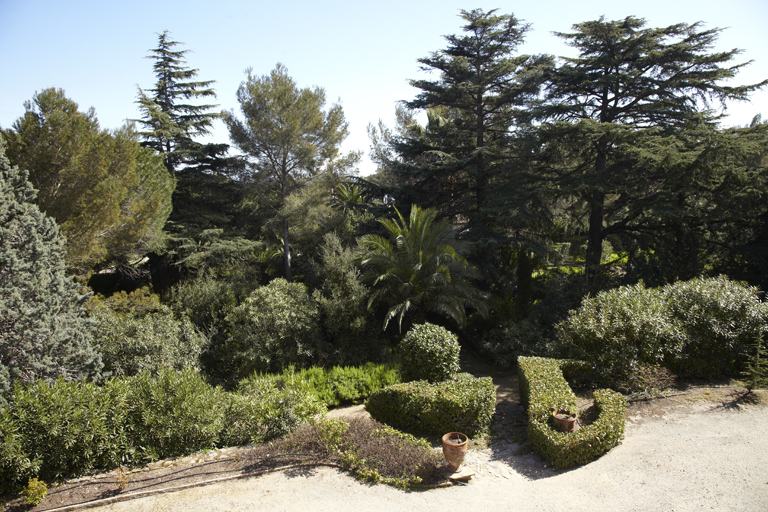 Vue du jardin prise de la terrasse couvrant une partie du rez-de-chaussée.
