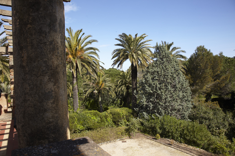 Vue du jardin prise de la terrasse couvrant une partie du rez-de-chaussée.