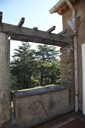 Pergola de la terrasse couvrant une partie du rez-de-chaussée.