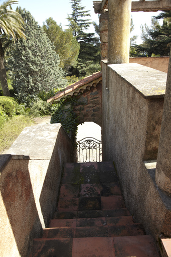 Angle sud-est. Escalier d'accès à la terrasse.