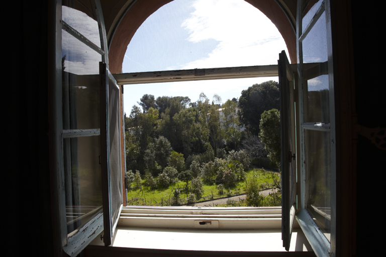 Vue du jardin prise de la fenêtre d'une chambre de l'étage.