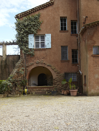 Façade nord. Porche de l'entrée principale et contrefort d'angle.