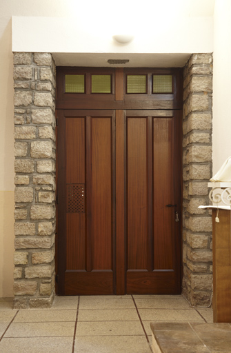 Porte d'accès à la sacristie.