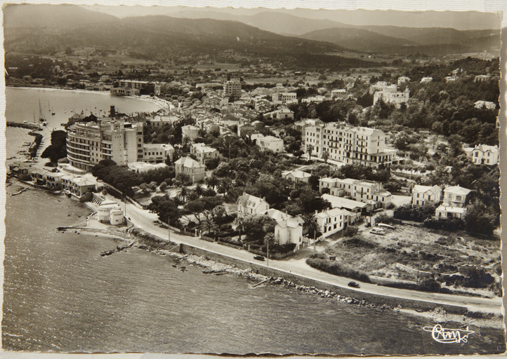 [Vue aérienne du quartier de la Batterie prise dans les années 1950-1960. A gauche, l'ancien Grand Hôtel L'Arbois et au centre, le Grand Hôtel.] Carte postale.