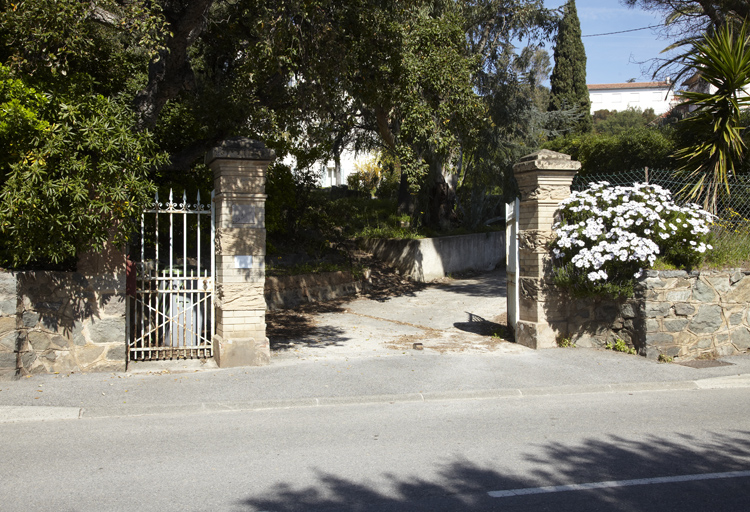 Porte cochère aux piliers décorés de motifs de rocaille. ; 