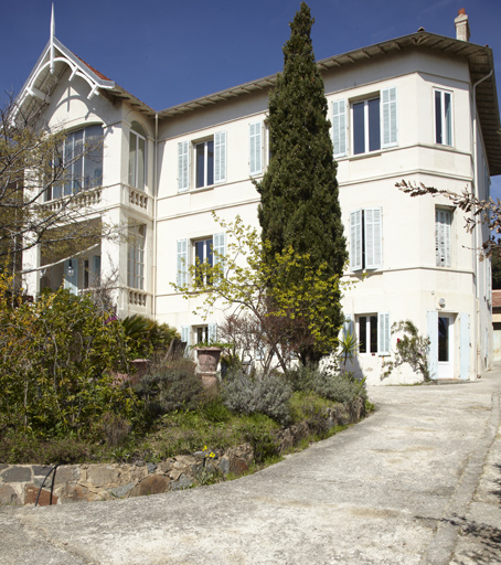 Façade antérieure sud-est sur jardin. ; Les Liserons