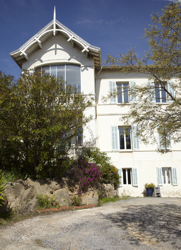 Façade antérieure sud-est, sur jardin. Travée gauche à loggia fermée par une vitre.