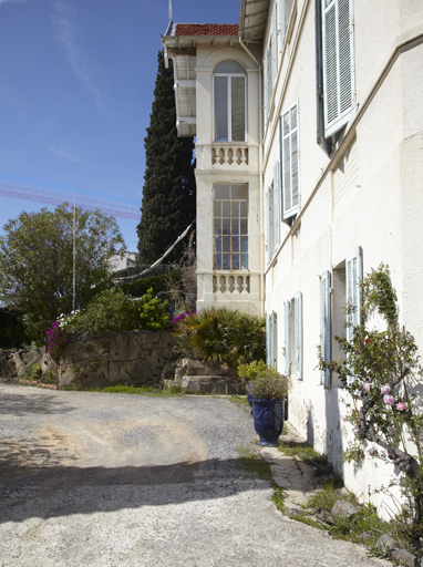 Façade antérieure sud-est, sur jardin. La travée ouest en avancée est composée d'une galerie surmontée d'une loggia.