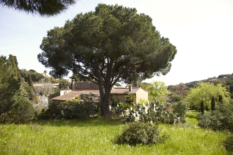 Vue de situation de la maison prise du jardin, à partir du nord-ouest.