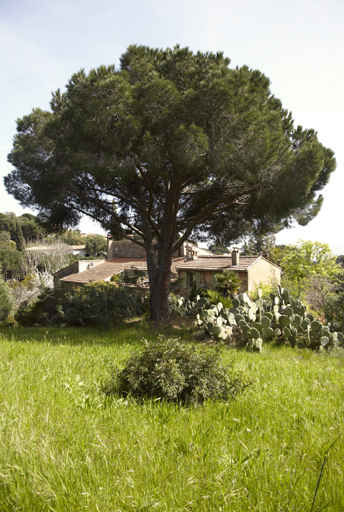 Vue de situation de la maison prise du jardin, à partir du nord-ouest.