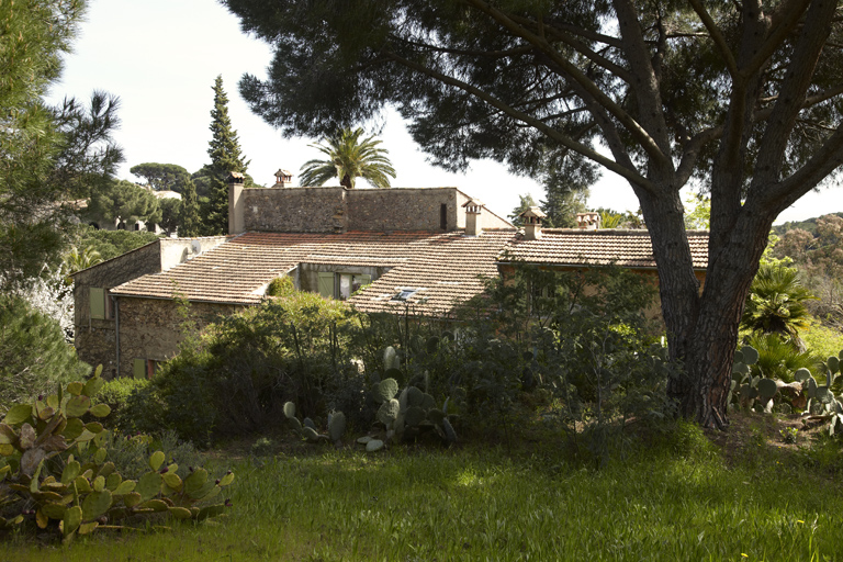 Vue d'ensemble de la maison prise à partir du nord-ouest.