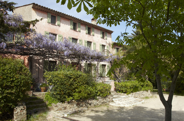 Vue d'ensemble de la façade sud de la maison.