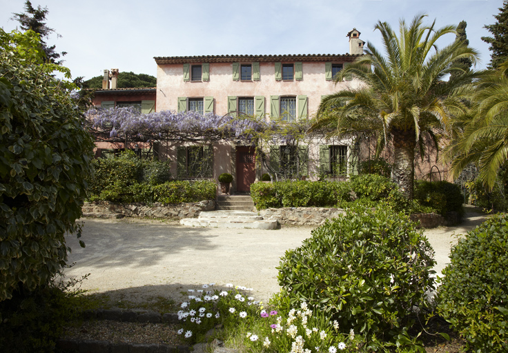 Vue d'ensemble de la façade sud de la maison.