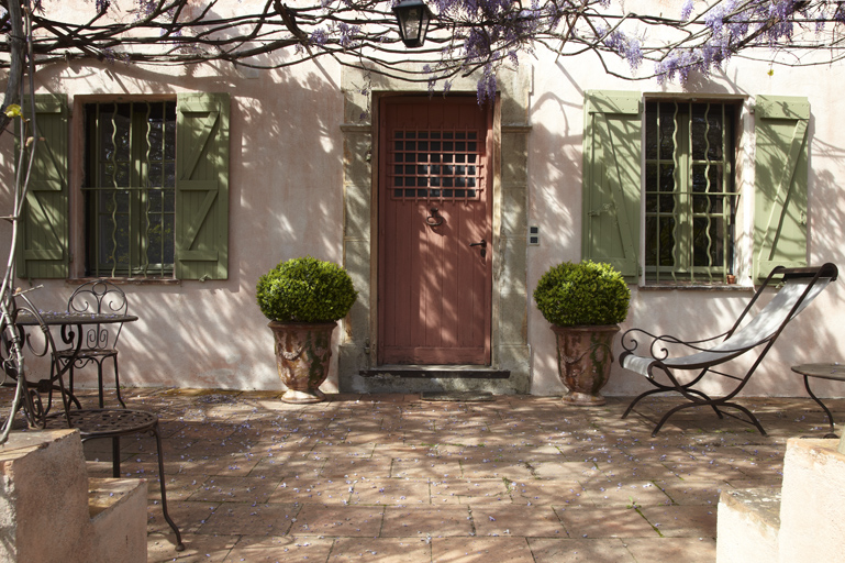 Porte d'entrée principale.