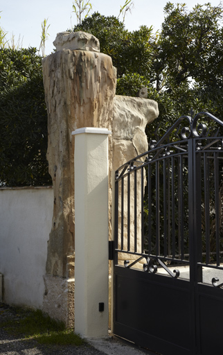 Pilier à décor de rocaille, vestige du portail du Domaine Schmidt.