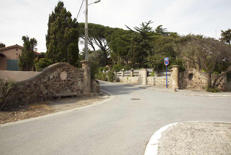 La Nartelle-nord. Portail à l'entrée de l'avenue Mireille.