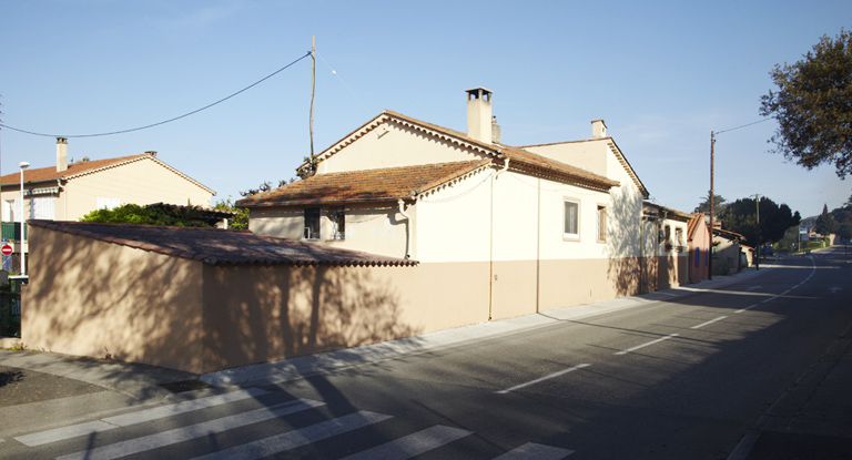 Le Plan. Façades arrière des maisons sur l'avenue Jean-Corona.