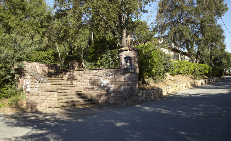 Escalier d'accès à la chapelle et oratoire de sainte Jeanne de Chantal.