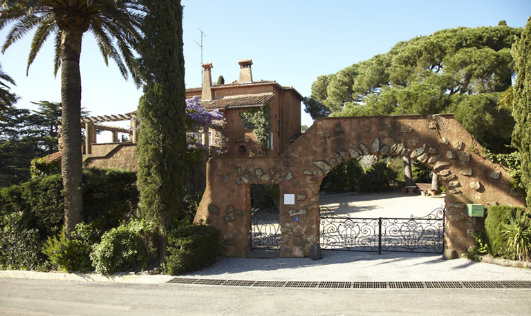 Vue d'ensemble du portail et de la villa prise de l'avenue.