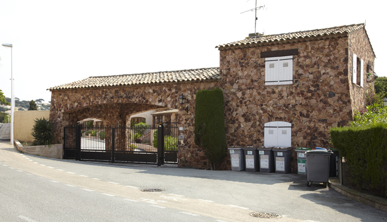 Portail d'entrée et conciergerie de l'ensemble résidentiel de vacances El Cantarello. Meinier. 6, chemin rural dit de la Vierge Noire.