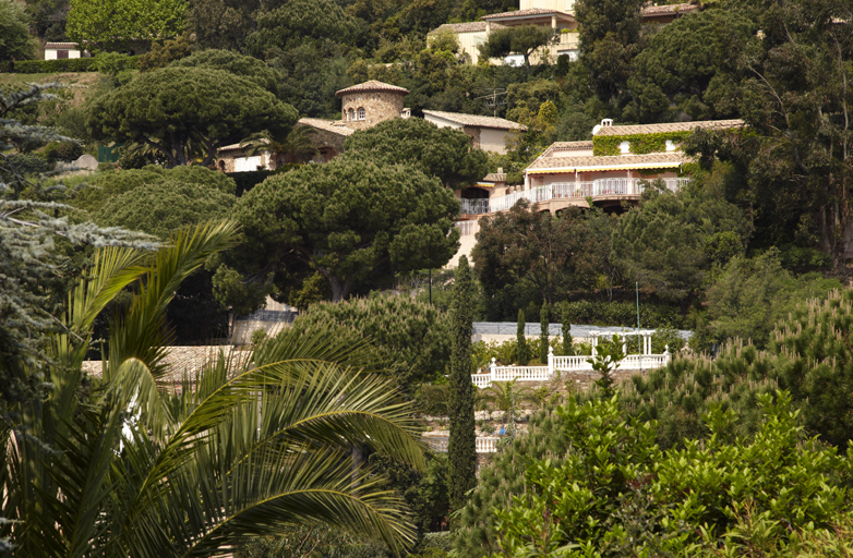Villas sur la colline du Meinier. La villa AD 410, au centre, est vraisemblablement l'oeuvre de l'architecte Edmond Benzaquen. Meinier. Meinier (boulevard du). 2007 AD 410 ; 2007 AD 411.